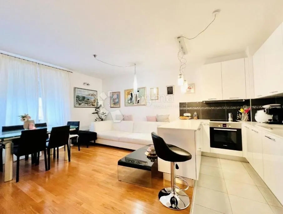A Modern & Sunny Apartment In Umag
